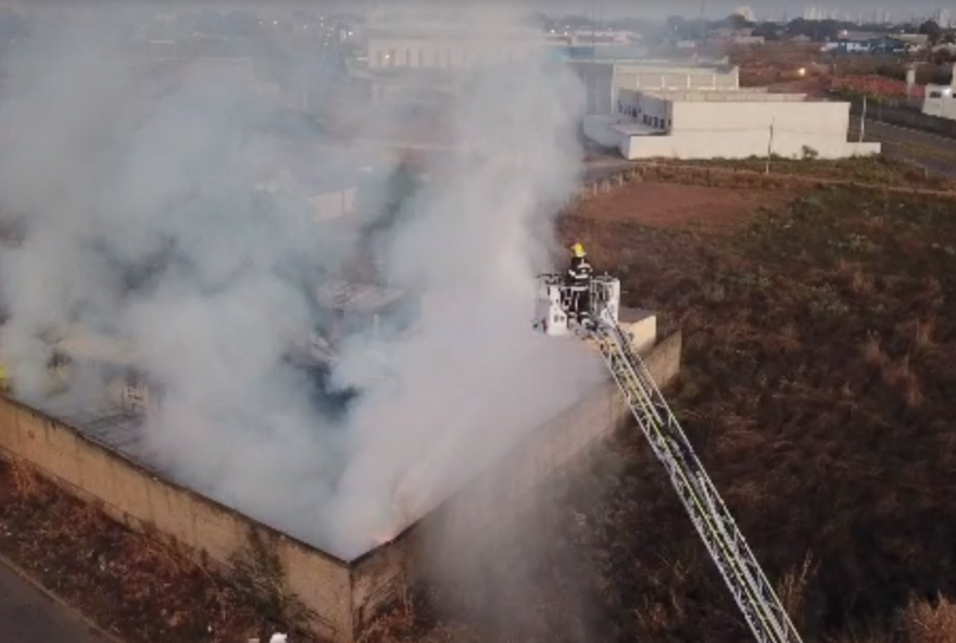 Depósito de madeira pega fogo durante a madrugada desta terça-feira, 1