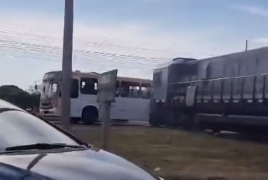 Trem colide contra transporte coletivo no DF e uma passageira vai à óbito