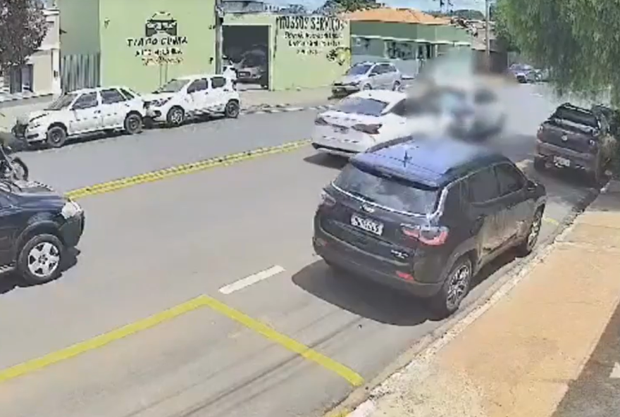 Homem é prensado contra o próprio carro durante briga de trânsito em Minas Gerais