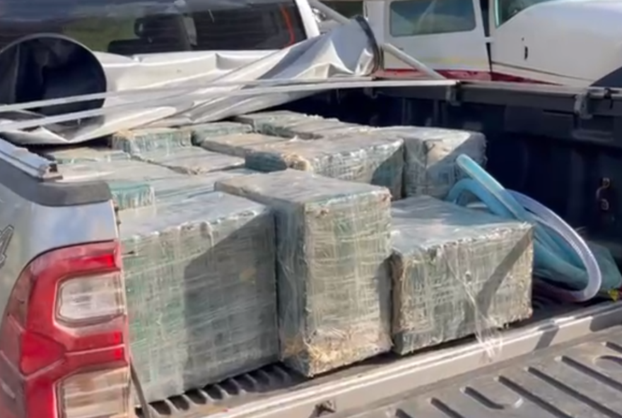 Polícia Federal e Militar interceptam aeronave que vinha da Bolívia com mais de 460 kg de cocaína