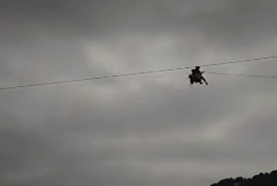 Sete crianças e um adulto estão presos em teleférico há dez horas no Paquistão