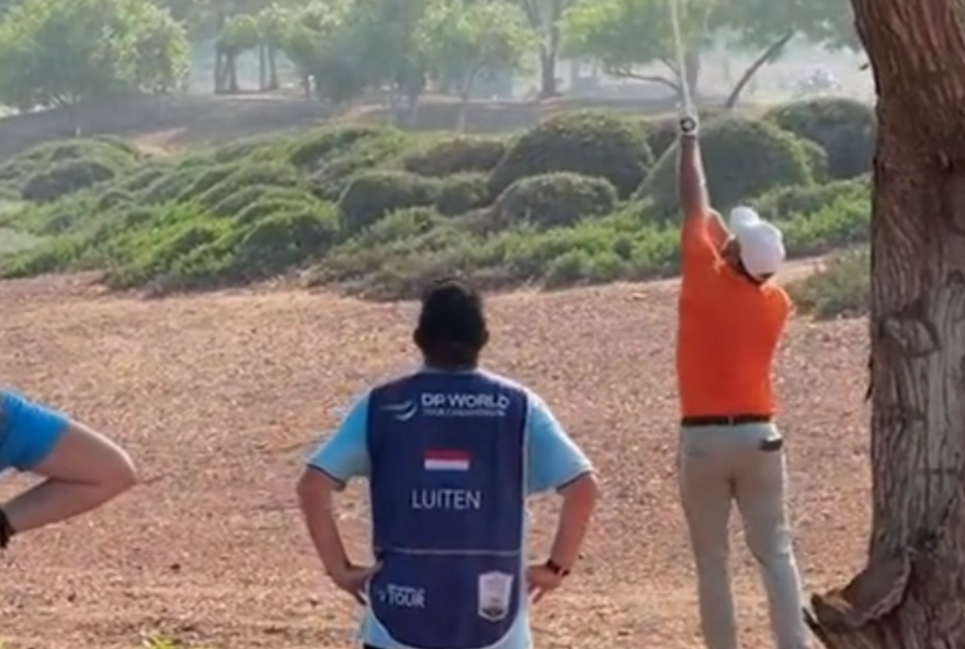 Golfista perde dois tacos tentando recuperar o primeiro que acertou em árvore durante campeonato