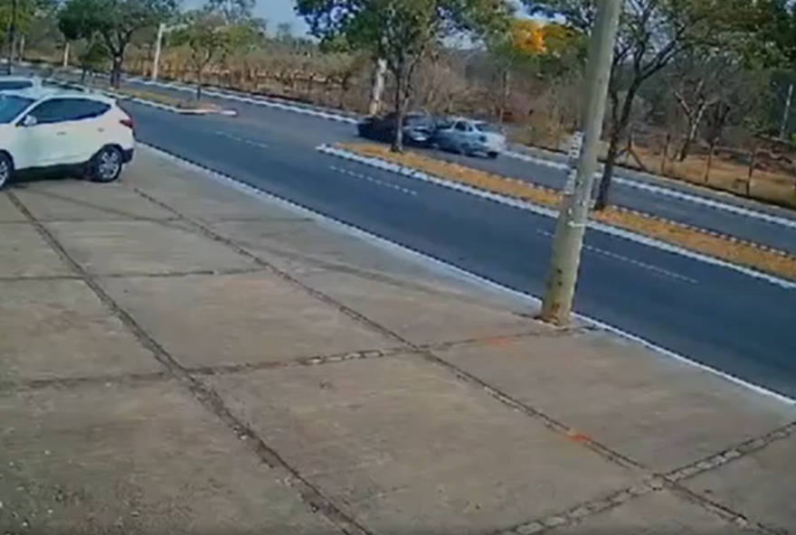 Motorista capota carro ao fazer racha na Avenida Esperança, próximo ao campus da UFG