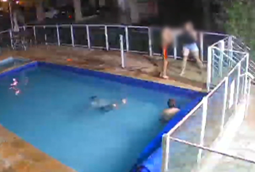 Jovem de 14 anos é agredido por mulher e cai dentro de piscina em condomínio em Aparecida de Goiânia