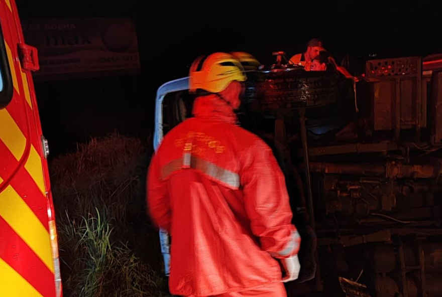 Homem morre na GO-040 após caminhão tombar na pista