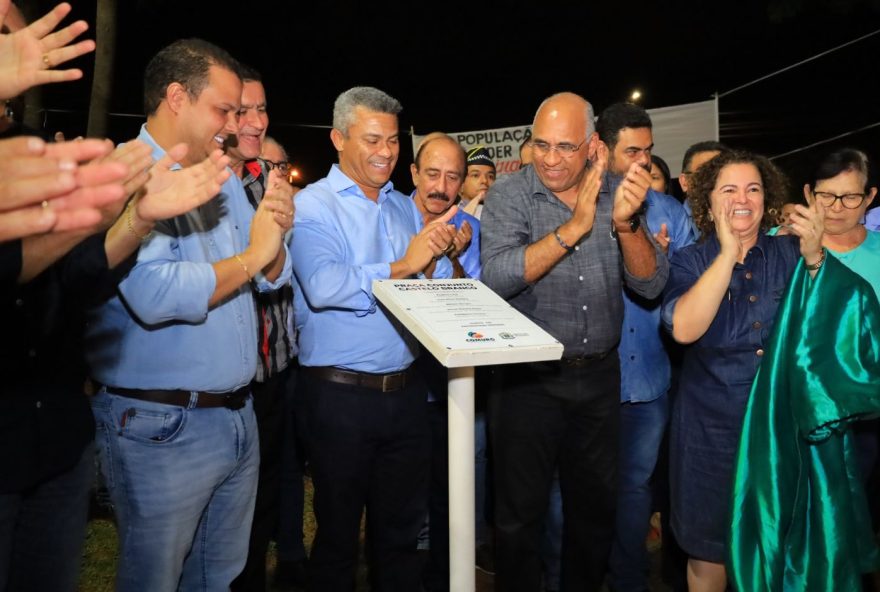 Prefeito Rogério Cruz entrega revitalização de praça no Setor Castelo Branco, e destaca qualidade das obras realizadas pela prefeitura, na noite desta terça-feira ,18  (Foto: Jackson Rodrigues)