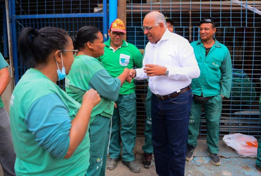 Prefeito Rogério Cruz participou de café da manhã com servidores da Amma durante entrega de revitalização do espaço de convivência -
(Foto: Jucimar de Sousa)