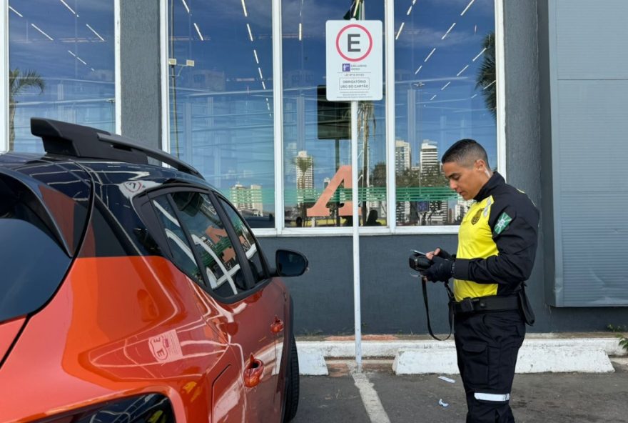 Mais de 400 infrações por estacionar em vagas especiais sem cartão obrigatório já foram registradas neste mês de julho (Foto: Mobilidade)