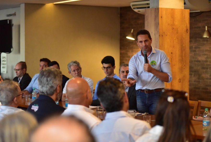 Leandro Vilela, candidato à prefeitura de Aparecida de Goiânia, participou de uma sabatina com a Associação do Polo Empresarial Goiás (Apolo). (Foto: Jhoney Macena)