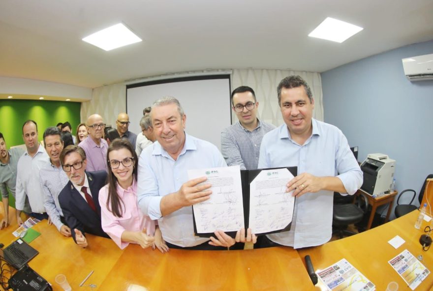 Presidentes da Faeg, Zé Mário, do Ifag, Armando Rollemberg, prefeitos e parlamentares durante ato de assinatura do contrato de pavimentação da GO-461 na Câmara Municipal de Mineiros