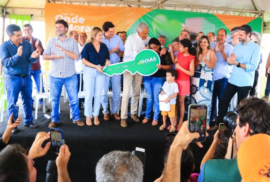 Ronaldo Caiado entrega moradias em Itaguaru e ressalta que elas dignificam aquelas pessoas que não tiveram oportunidade (Foto: Wesley Costa)