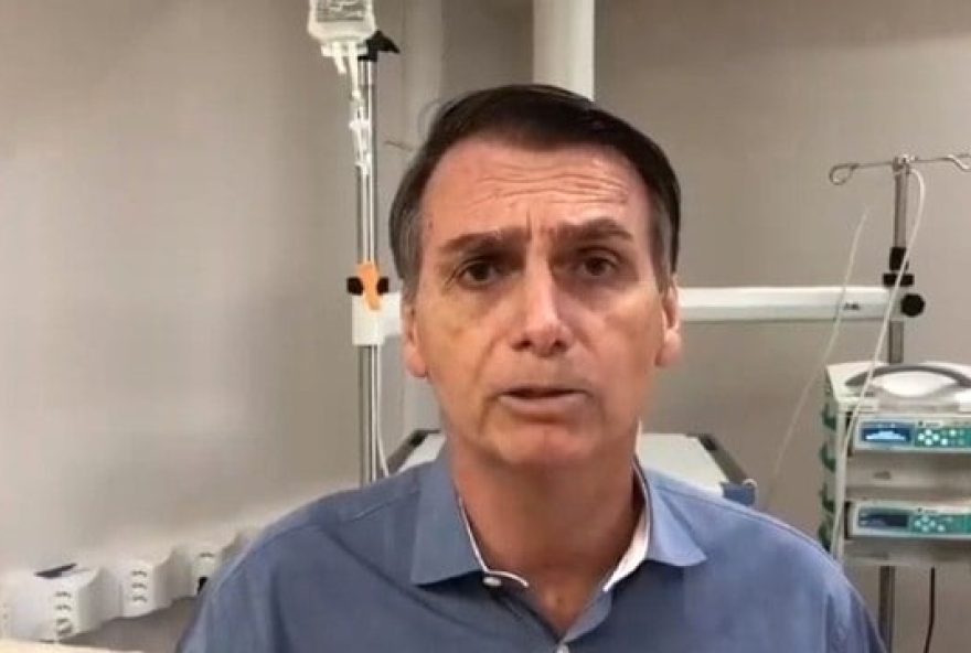 Candidato à presidência pelo PSL, Jair Bolsonaro deixa hospital depois de 23 dias internado após levar facada. / Foto: Reprodução.