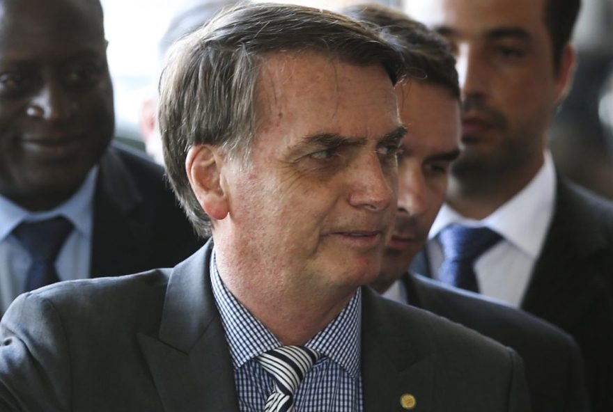 O presidente eleito Jair Bolsonaro fala à imprensa, no Centro Cultural do Banco do Brasil (CCBB), em Brasília. /  Foto: Valter Campanato / Agência Brasil.