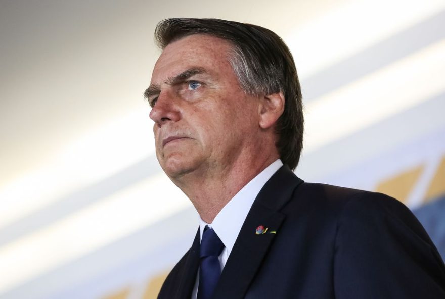 Bolsonaro se recusa a responder pergunta e deixa entrevista, na Inglaterra