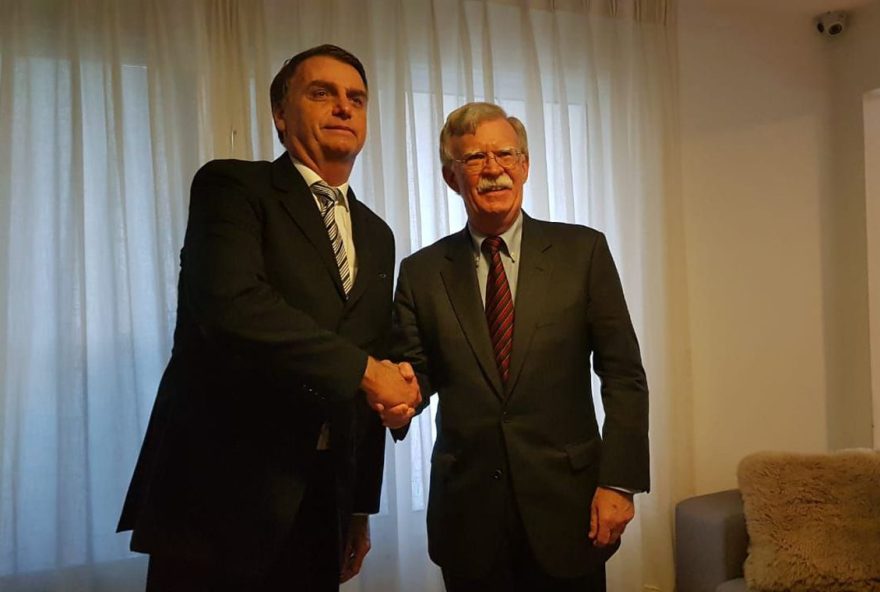 Jair Bolsonaro e John Bolton. / Foto: Jair Bolsonaro Redes Sociais.