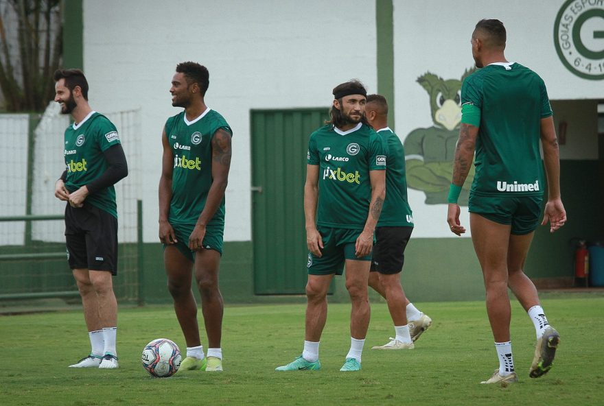 Jogadores do Goiás treinando