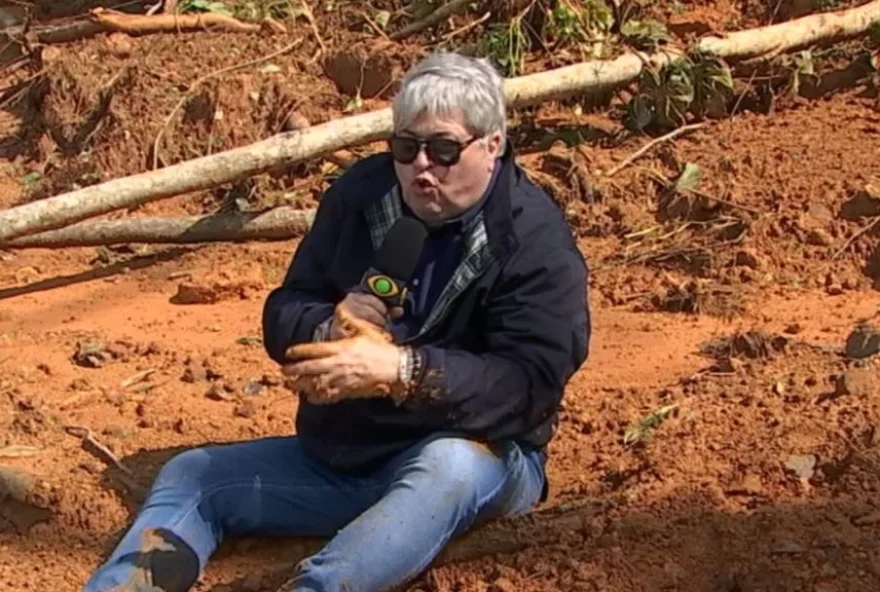 Datena não conseguiu andar no meio da lama. (Foto: Reprodução/Redes sociais)