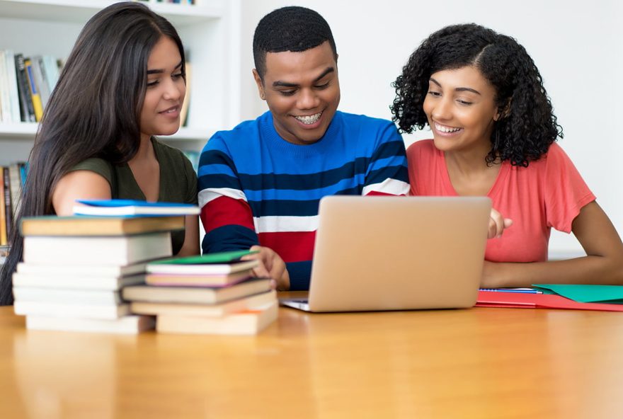 Jovens-estudando-com-computador