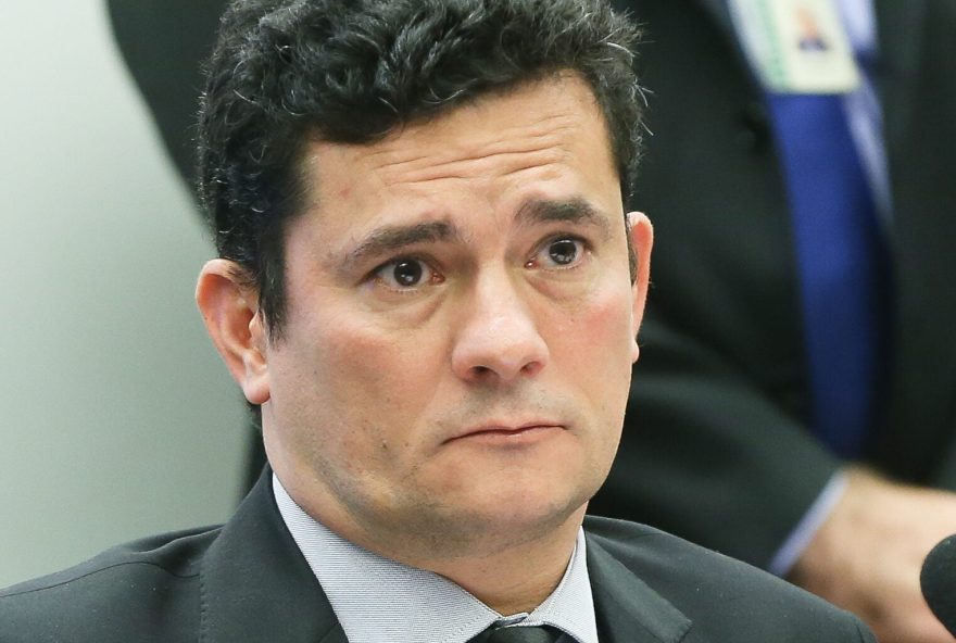 Foto mostra o ex-ministro Sergio Moro, que concorre ao Senado pelo estado do Paraná; ele está em segundo na pesquisa Ipec