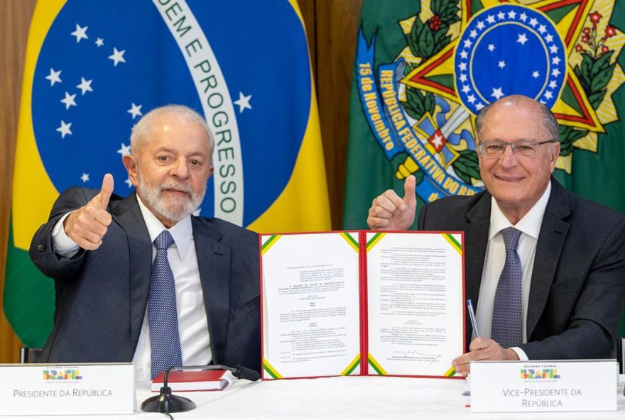 Presidente Luiz Inácio Lula da Silva e vice-presidente Geraldo Alckmin, da Casa Civil, na cerimônia de Assinatura de Atos relacionados ao Programa MOVER e Debêntures de Infraestrutura