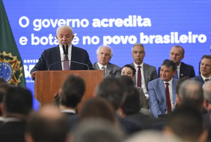 O presidente Luiz Inácio Lula da Silva participa do lançamento do Programa Acredita, em cerimônia no Palácio do Planalto