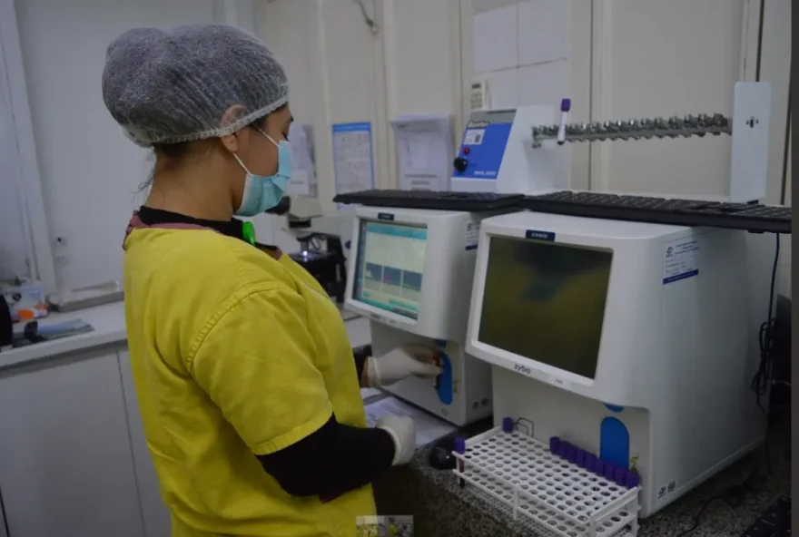 Profissional analisa amostra de material no laboratório do Hetrin, avaliado com nota máxima pelo Programa Nacional de Controle de Qualidade (Foto: Imed)