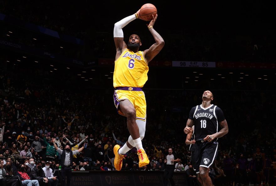 LeBron James brilha na vitória dos Lakers sobre os Nets NBA