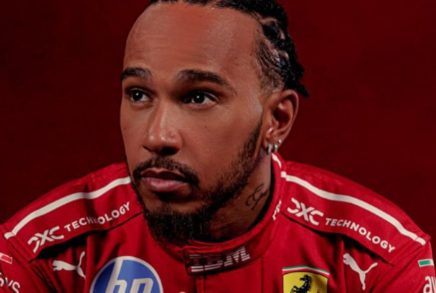 Lewis-Hamilton-e-Leclerc-com-o-uniforme-da-Ferrari-2-e1738007436974