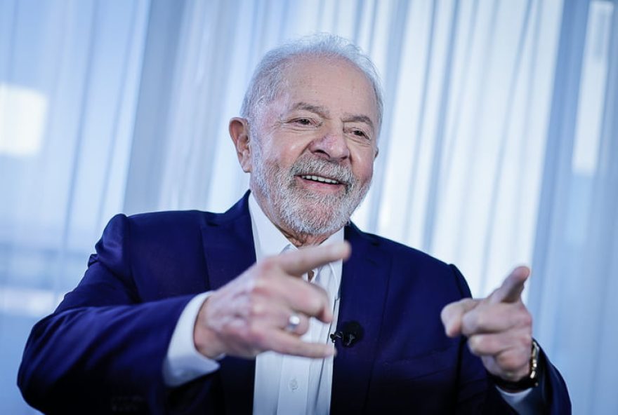 A poucas horas do pleito, Lula tem 53,4% dos votos válidos e Bolsonaro 46,6%, diz pesquisa AtlasIntel