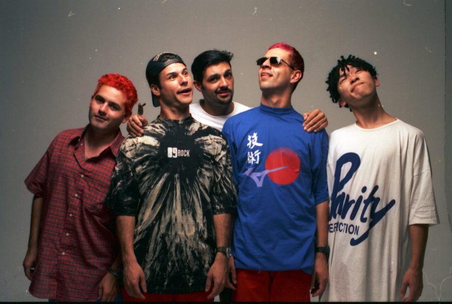 Música: Bento Hinoto, Sérgio Reoli, Júlio Rasec, Dinho e Samuel Reoli, integrantes da banda Mamonas Assassinas, posam para foto. (São Paulo (SP), 28.08.1995. Foto de Mujica/Folhapress. Negativo: SP 14047-1995)