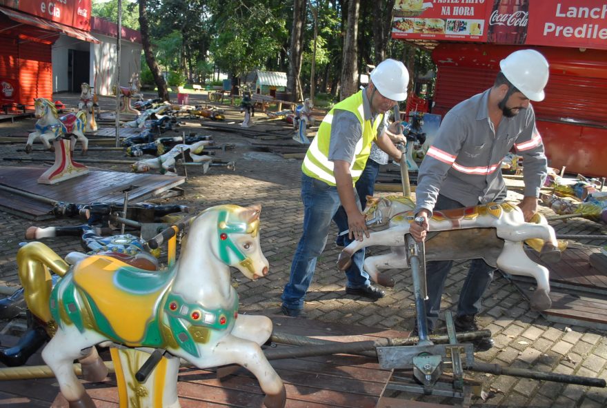 Funcionários desmontam brinquedos para manutenção preventiva. Foto: Walter Peixoto