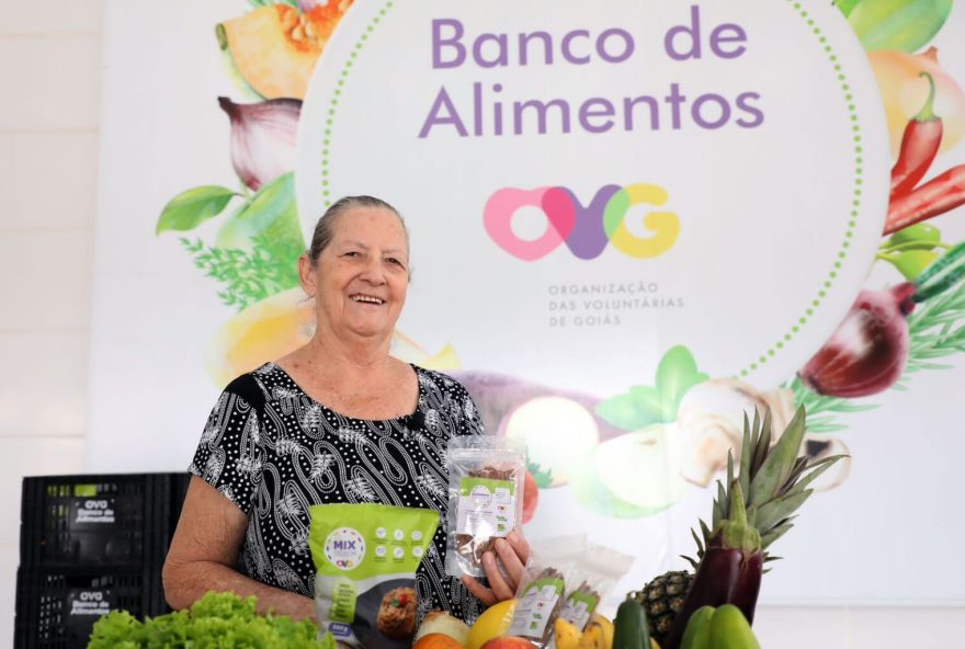 Madalena da Silva, aposentada, diz que o Mix do Bem faz toda a diferença na casa dela (Foto: Aline Cabral)