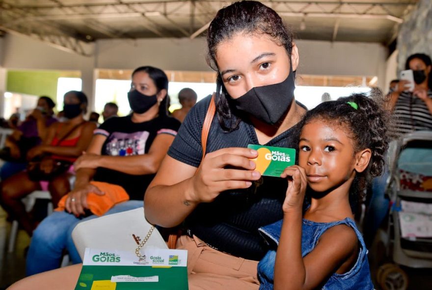 Entrega de Cartões do Mães de Goiás (Foto: agenciacoracoralina)