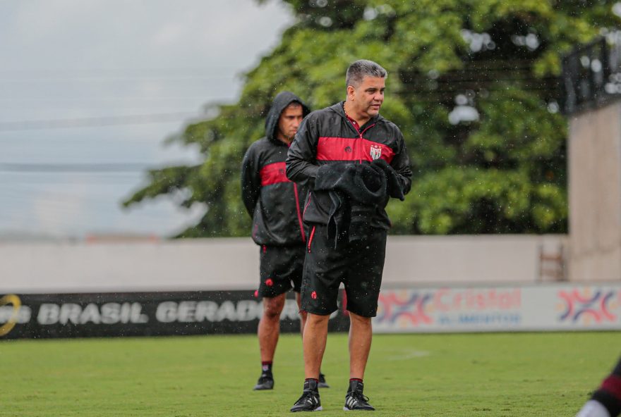 Marcelo Cabo, técnico do Atlético-GO, durante treino