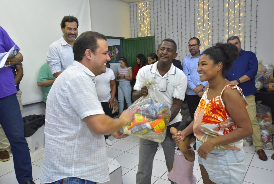 Comurg entrega cestas básicas a funcionários afastados por doença e famílias de crianças matriculadas na Creche Mãe Alvin (Foto: Reproduçã/ Fábio Costa)