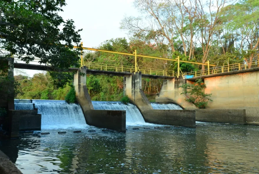 Meia Ponte está em nível crítico 2, com vazão abaixo de 4 mil litros por segundo (Foto: Semad)