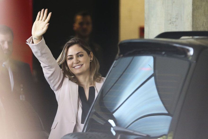 A futura primeira-dama Michelle Bolsonaro chega a Brasília para a primeira viagem à cidade onde nasceu, depois da eleição do marido – Jair Bolsonaro. A agenda dela inclui visitas ao Palácio do Alvorada e à Granja do Torto e encontro com a primeira-dama Marcela Temer. / Foto: José Cruz / Agência Brasil.