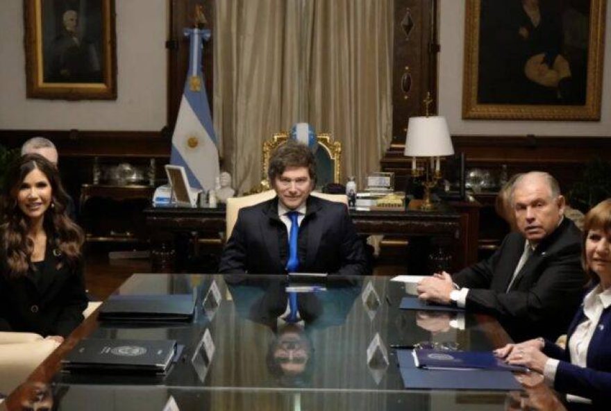 Milei-junto-de-secretaria-de-seguranca-interna-Kristi-Noem-768x432