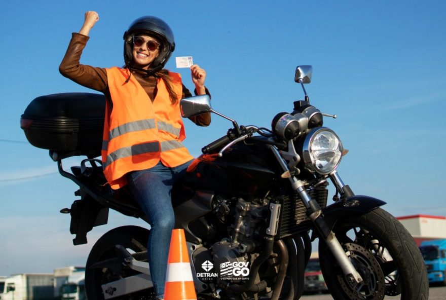 Motociclista-com-CNH_Detran