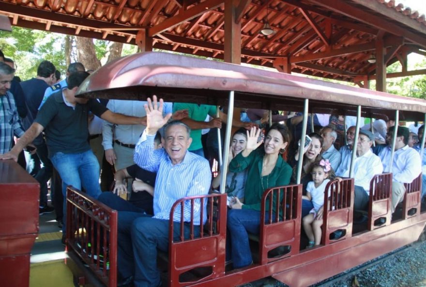 íris Rezende em um dos brinquedos do parque mutirama