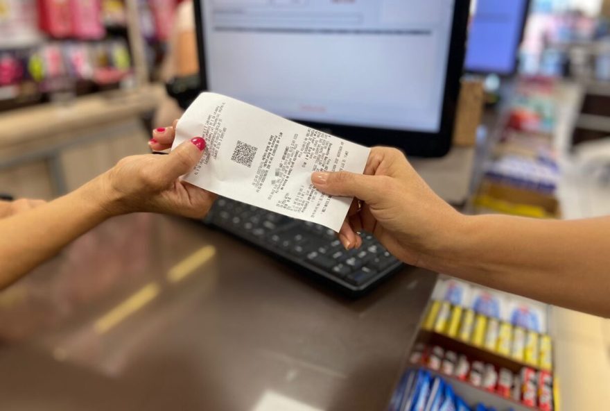 A cada R$ 100,00 em compras, o participante recebe um bilhete e passa a concorrer a um dos 158 prêmios. As notas emitidas em agosto serão convertidas em pontos para o sorteio de setembro (Foto: Economia)