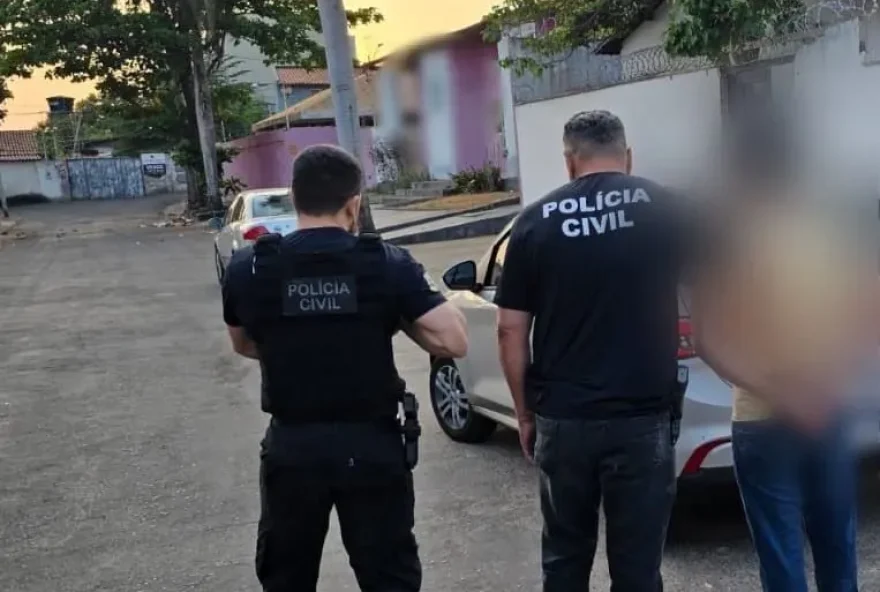 Mandados foram cumpridos em residências em Goiânia, onde foram apreendidos objetos, documentos e uma arma de fogo de uso restrito (Foto: PCGO)