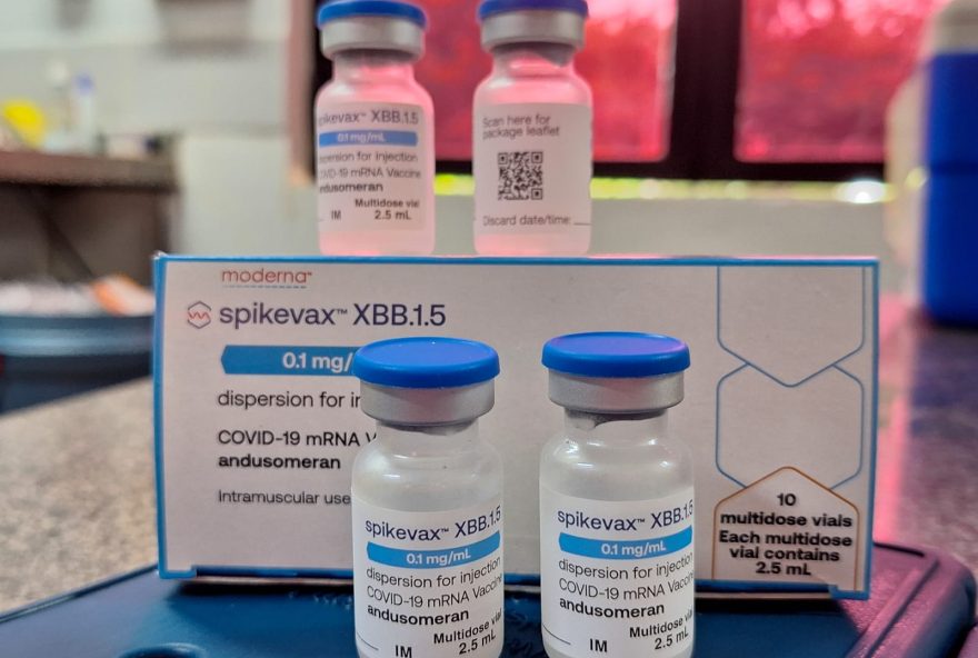 Goiânia recebe 6 mil doses da vacina Spikevax contra Covid-19; doses estarão disponíveis em todas as salas de vacina até o fim de semana e destinam-se aos grupos prioritários | Foto: SMS