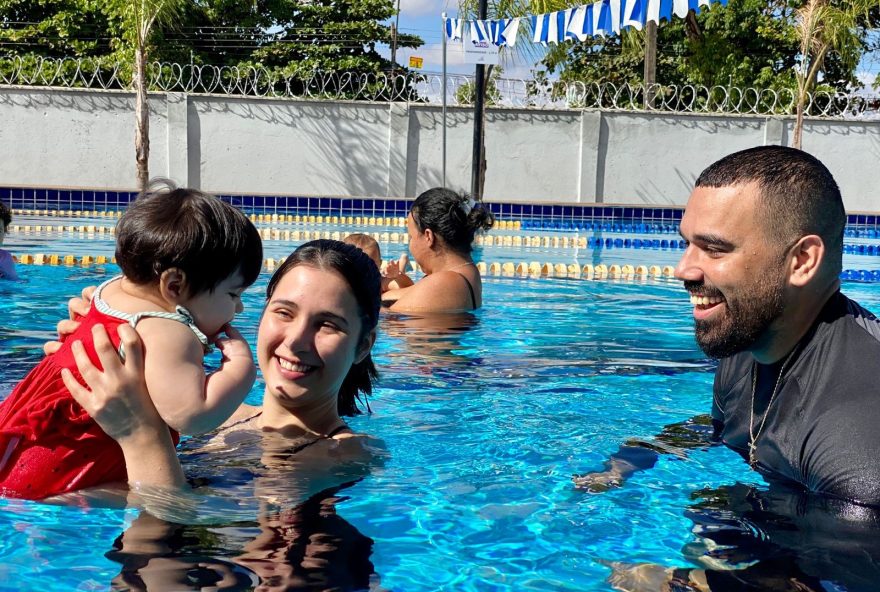 Kethellen Morais, mãe da Clarisse, conta entusiasmada sobre a primeira experiência da filha na natação. “uma peixinha”
 (Foto: Reprodução/ Marianna Moreira)