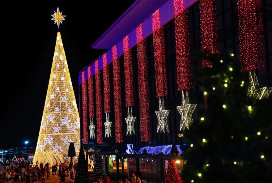 Montada no Centro Cultural Oscar Niemeyer (CCON), a estrutura conta com mais de dois milhões de pontos de luz e leva a magia e o encanto do Natal às famílias goianas sem nenhum custo (Fotos: Aline Cabral)