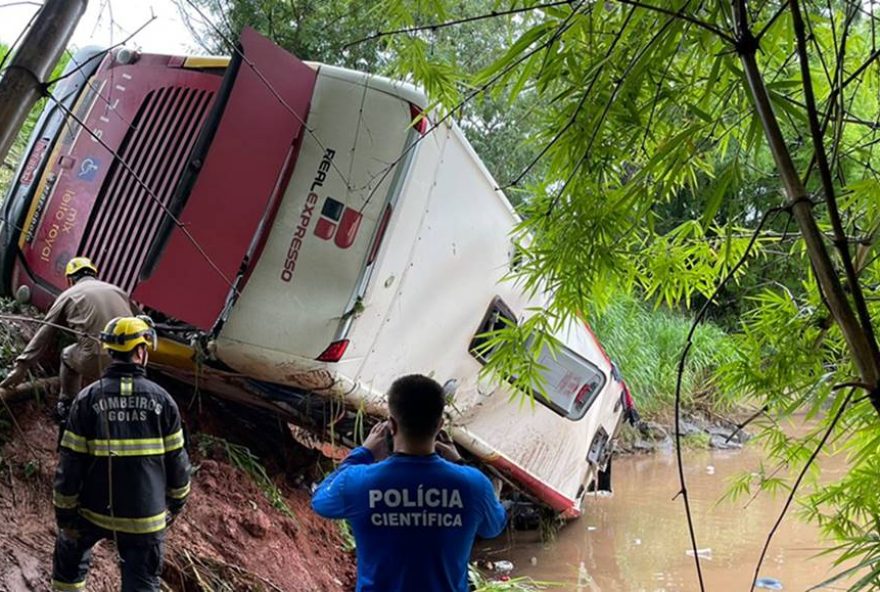 Onibus-cai-em-coirrego-apos-despencar-por-ribanceira-na-BR-153-em-Aparecida-de-Goiania-Goias