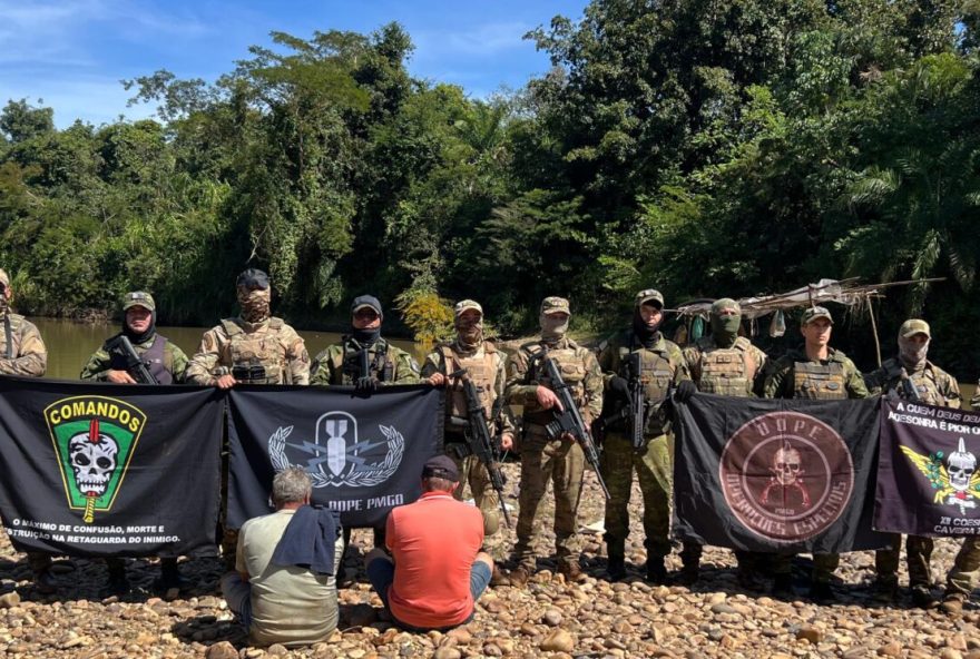 Os dois envolvidos foram autuados e encaminhados à Delegacia da Polícia Federal em Goiânia (Foto: Divulgação/PMGO)