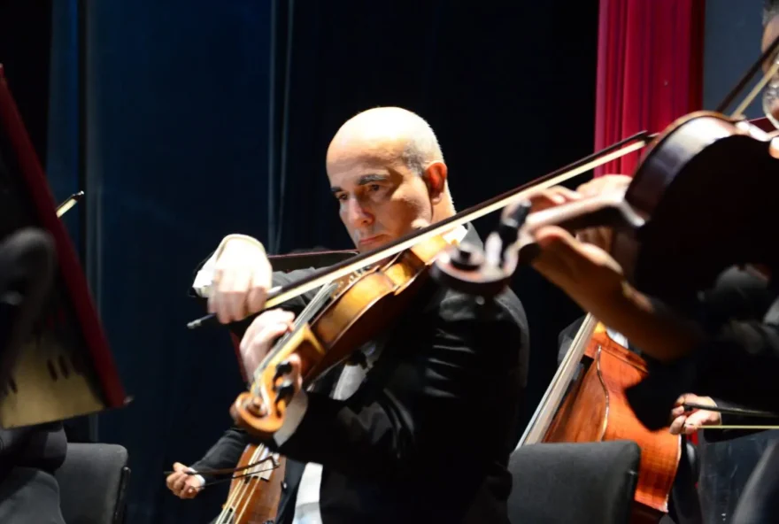 Orquestra Filarmônica de Goiás se apresenta no Teatro Sesi, com regência do maestro titular Neil Thomson (Fotos: Secti)