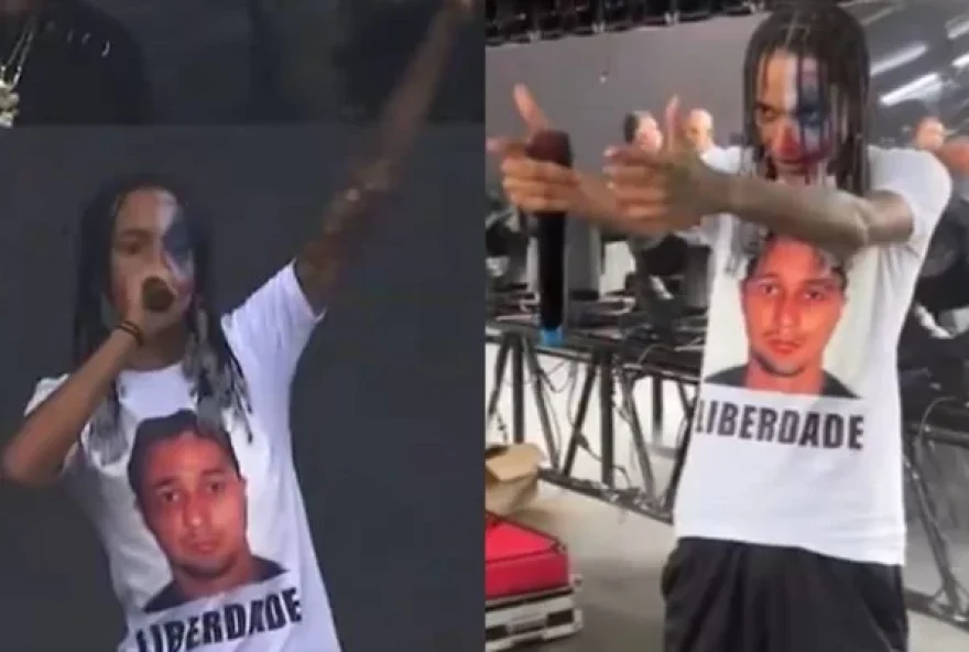 O rapper Oruam  se apresentou no Lollapalooza Brasil no último domingo,23, e usou uma camiseta branca com o rosto do pai, Marcinho VP, apontado como "líder máximo" do Comando Vermelho
(Foto: Reprodução)