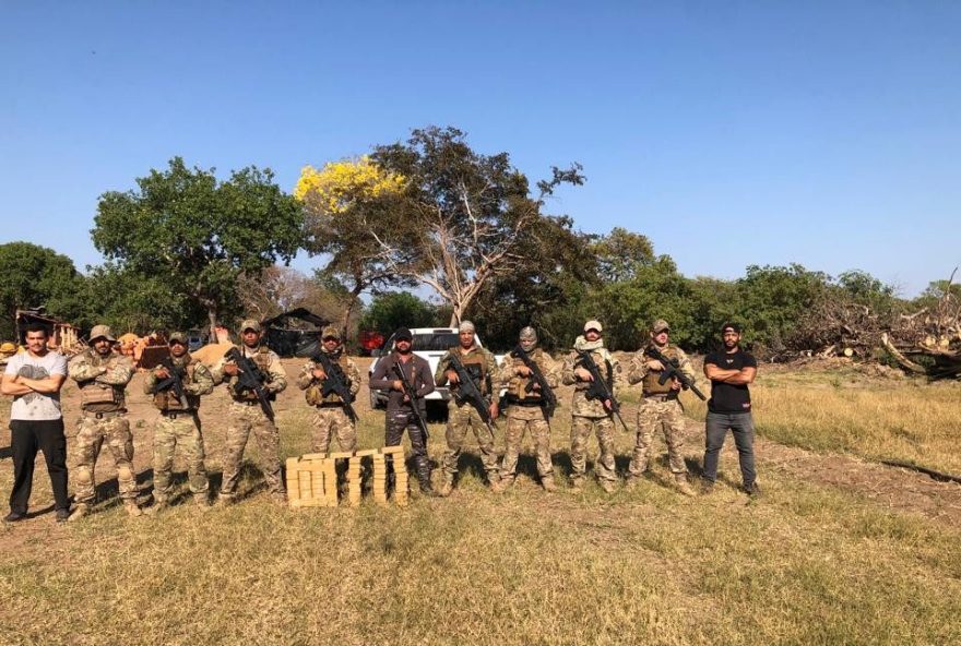 Droga apreendida estava escondida numa área de pasto próxima à cabeceira de uma das pistas clandestinas de pouso (Foto: Reprodução/ PMGO)